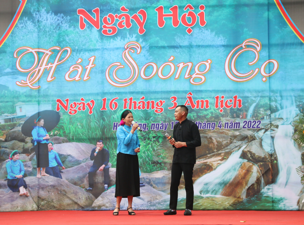 Chị Lục Thị Cọm và anh Trạc A Thìn là cặp đôi hát soóng cọ ăn ý mỗi dịp hội hát Soóng Cọ tại địa phương.