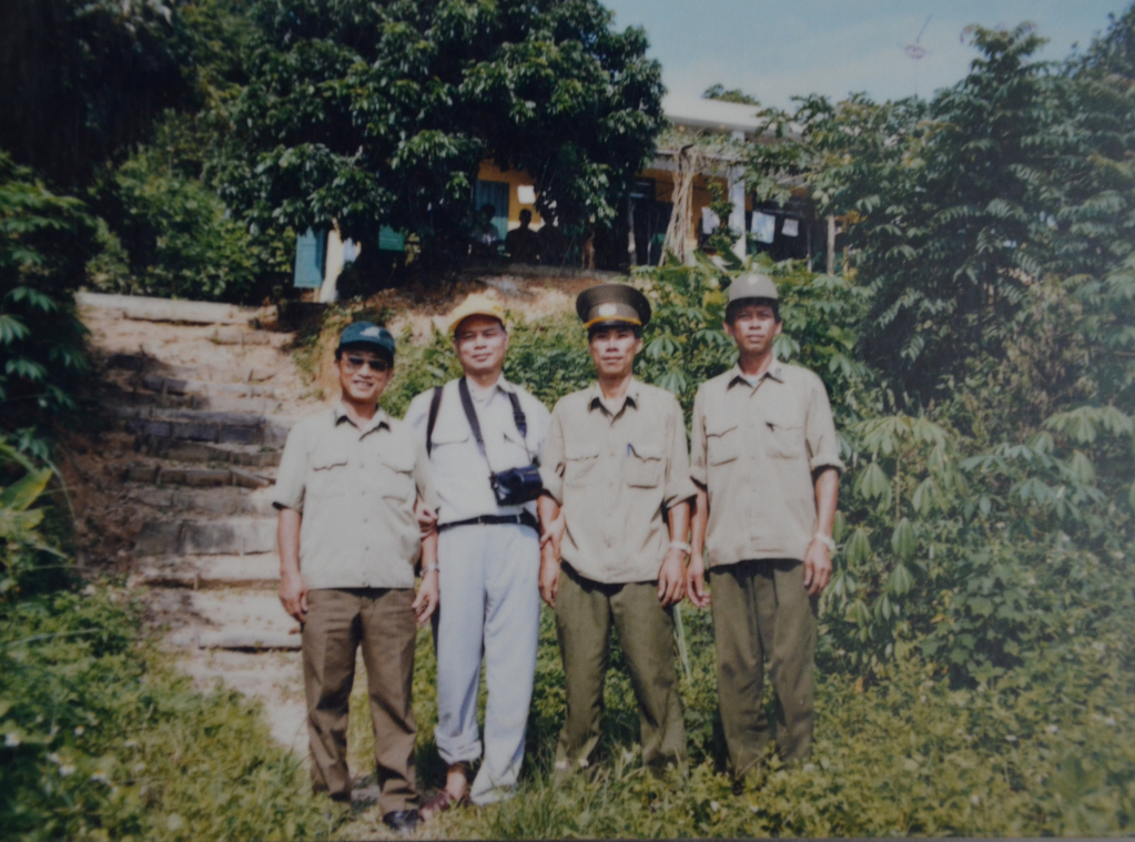 Nhà báo Vũ Điều (thứ 2, trái sang) trong một lần công tác trên đảo Ba Mùn (huyện Vân Đồn) những năm còn công tác ở Báo Quảng Ninh.