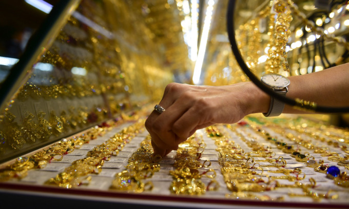 Gold prices plunge from new peak