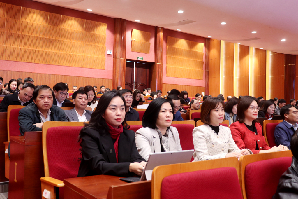 Các đại biểu nghe quán triệt các Quy định, Nghị quyết của Trung ương, của Tỉnh ủy.