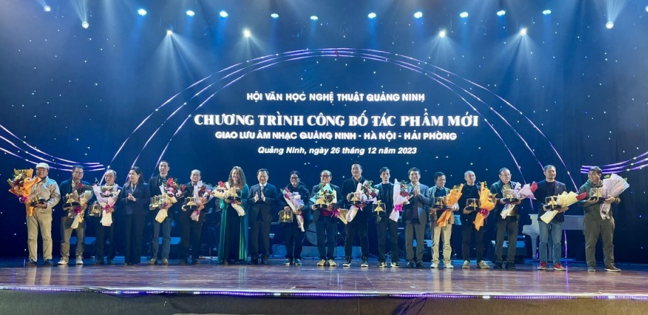 Các đồng chí lãnh đạo tỉnh tặng quà lưu niệm của tỉnh Quảng Ninh cho các nhạc sĩ có ca khúc được trình diễn.