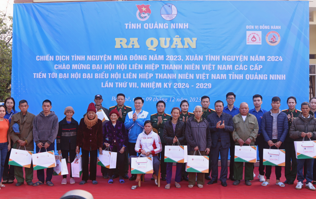 Tỉnh Đoàn phối hợp với Đoàn Thanh niên Tổng Công ty Đông Bắc tặng quà cho đối tượng chính sách trên địa bàn huyện Ba Chẽ trong lễ ra quân Chiến dịch tình nguyện mùa đông năm 2023.