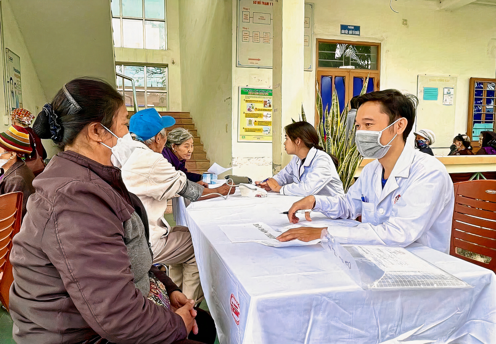 ĐVTN Trung tâm Y tế TP Uông Bí tư vấn, cấp phát thuốc cho người cao tuổi trên địa bàn.