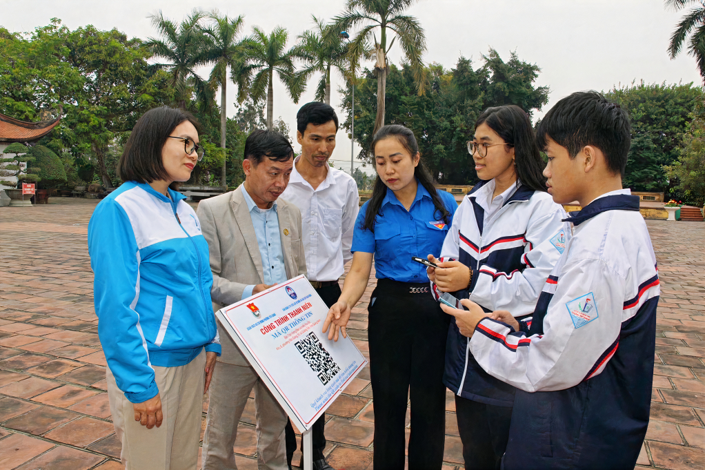 ĐVTN TX Quảng Yên triển khai công trình gắn mã QR tại Khu Di tích Quốc gia đặc biệt Bạch Đằng.