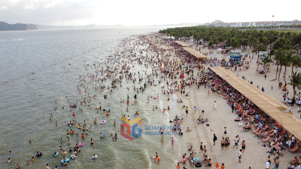 Bãi tắm Sunworld (phường Bãi Cháy) đông kín khách du lịch vào dịp hè. Ảnh chụp tháng 6/2023.