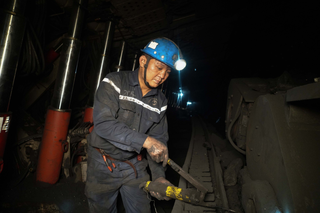 Công nhân Công ty Than Hạ Long sửa chữa, vận hành các thiết bị trong lò chợ khai thác than.