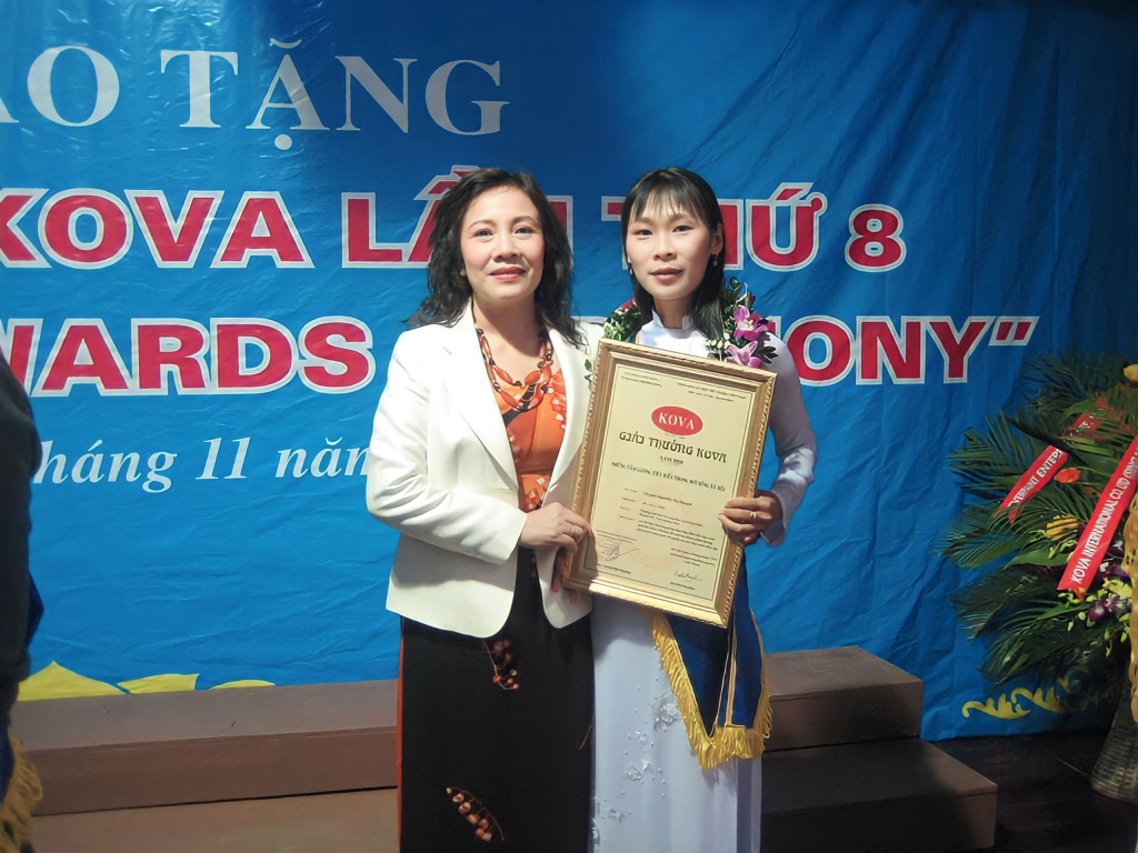 Cô giáo Nguyễn Thị Nguyệt nhận giải thưởng KoVa năm 2010.