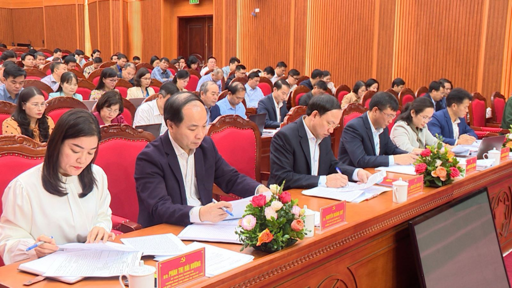 Đồng chí Phan Thị Hải Hường, Trưởng Ban Tuyên giáo Thành ủy Hạ Long (ngoài cùng bên trái) tham dự hội nghị lần thứ 39 BCH Đảng bộ Thành phố khóa XXV.