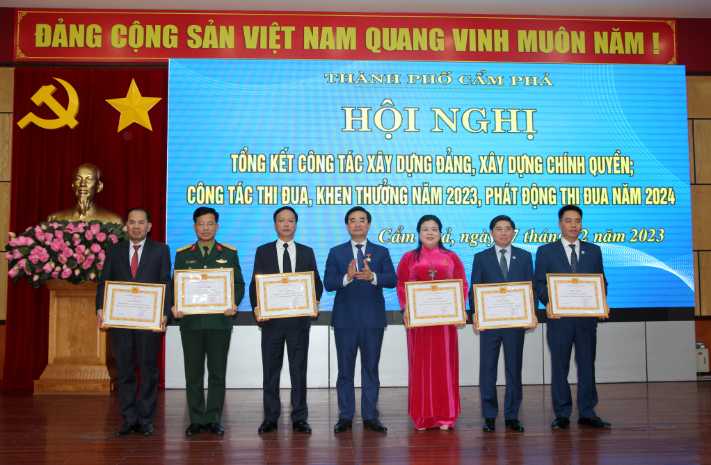 Đồng chí Nguyễn Anh Tú, Bí thư Thành ủy, Chủ tịch HĐND TP Cẩm Phả trao tặng Giấy khen của Ban Chấp hành Đảng bộ thành phố cho các tập thể, cá nhân có thành tích xuất sắc trong công tác.