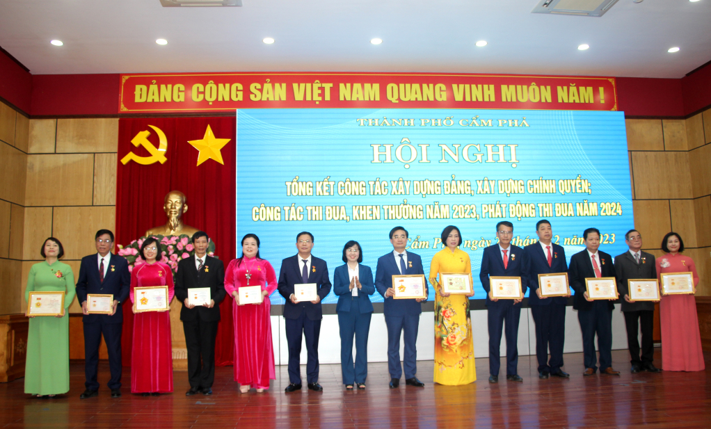 Đồng chí Trịnh Thị Minh Thanh, Phó Bí thư Thường trực Tỉnh ủy, thừa ủy quyền của các đơn vị trao tặng Kỷ niệm chương vì sự nghiệp tuyên giáo, văn phòng cấp ủy, tổ chức xây dựng Đảng, công tác dân vận cho các cá nhân.