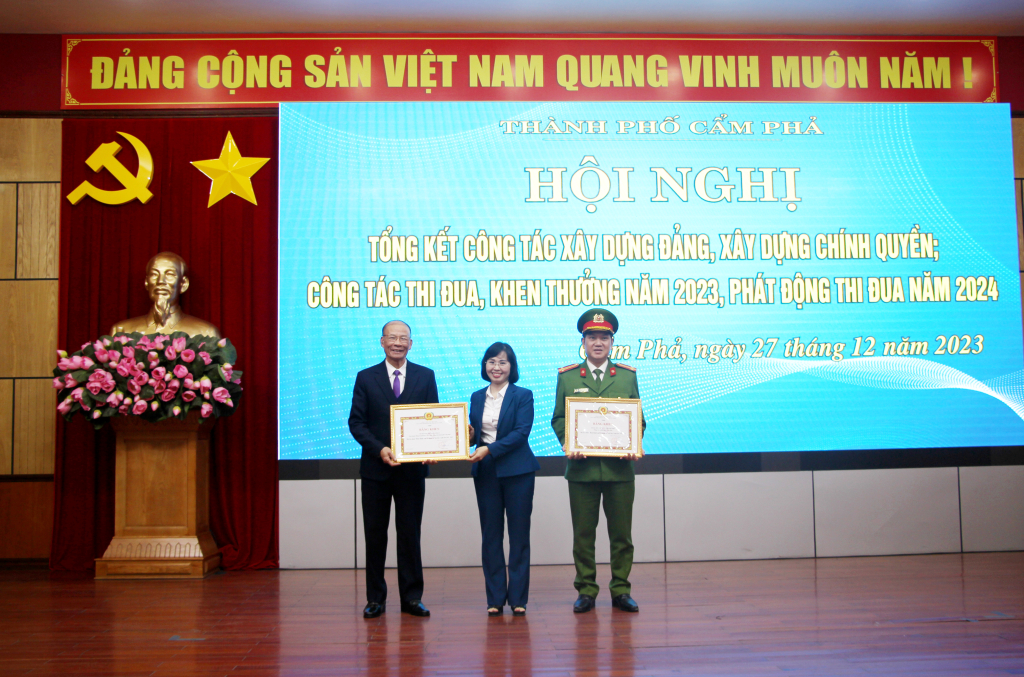Đồng chí Trịnh Thị Minh Thanh, Phó Bí thư Thường trực Tỉnh ủy, trao Bằng khen của Ban Chấp hành Đảng bộ tỉnh cho tổ chức đảng hoàn thành xuất sắc nhiệm vụ 5 năm liên tiếp.