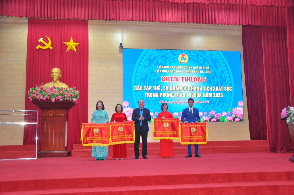 Đồng chí Bùi Minh Thanh, Phó Chủ tịch Thường trực LĐLĐ tỉnh tặng cờ thi đua của LĐLĐ tỉnh cho các tập thể có thành tích xuất sắc.