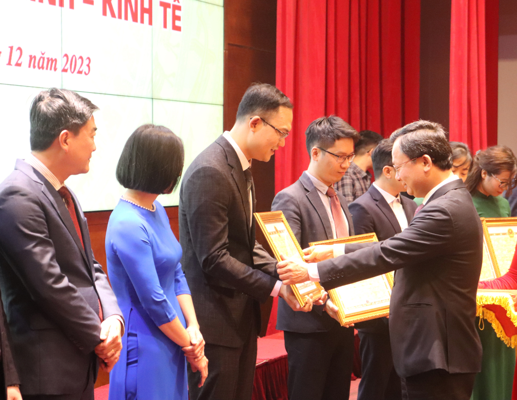 Đồng chí Cao Tường Huy, Phó Bí thư Tỉnh ủy, Chủ tịch UBND tỉnh trao Danh hiệu chiến sĩ thi đua cấp tỉnh, Bằng khen cho các cá nhân có thành tích xuất sắc.