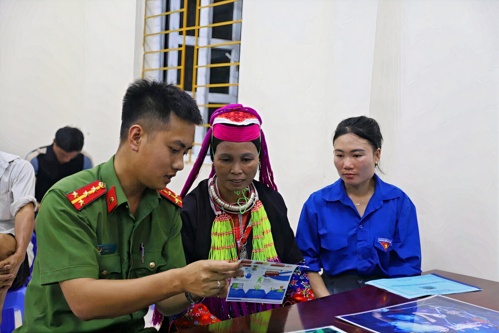 Huyện Đoàn Bình Liêu phối hợp với lực lượng Công an huyện tuyên truyền về Luật ATGT đường bộ cho bà con tại xã Lục Hồn (huyện Bình Liêu).