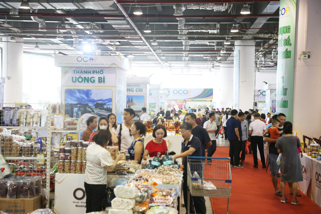 Người dân, du khách mua hàng tại Hội chợ OCOP khu vực Đông Bắc - Quảng Ninh (tháng 10/2023)