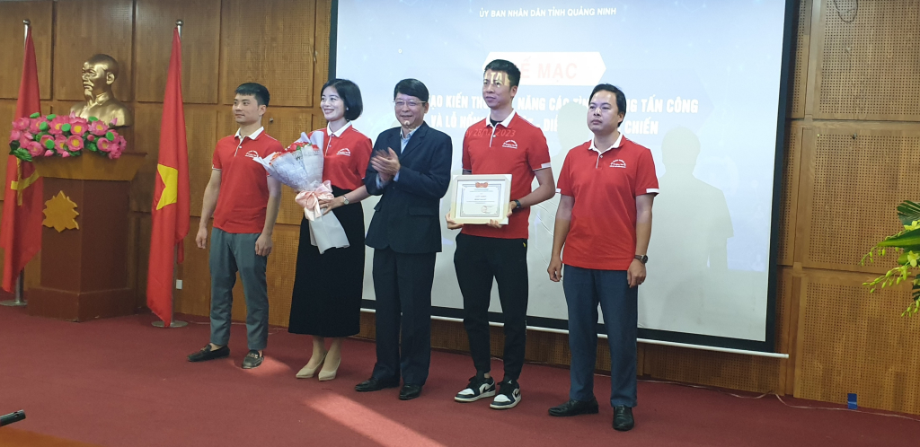 Ban tổ chức diễn tập thực chiến đảm bảo an toàn thông tin mạng tỉnh Quảng Ninh trao Giấy khen cho đội xuất sắc giành giải Nhất.