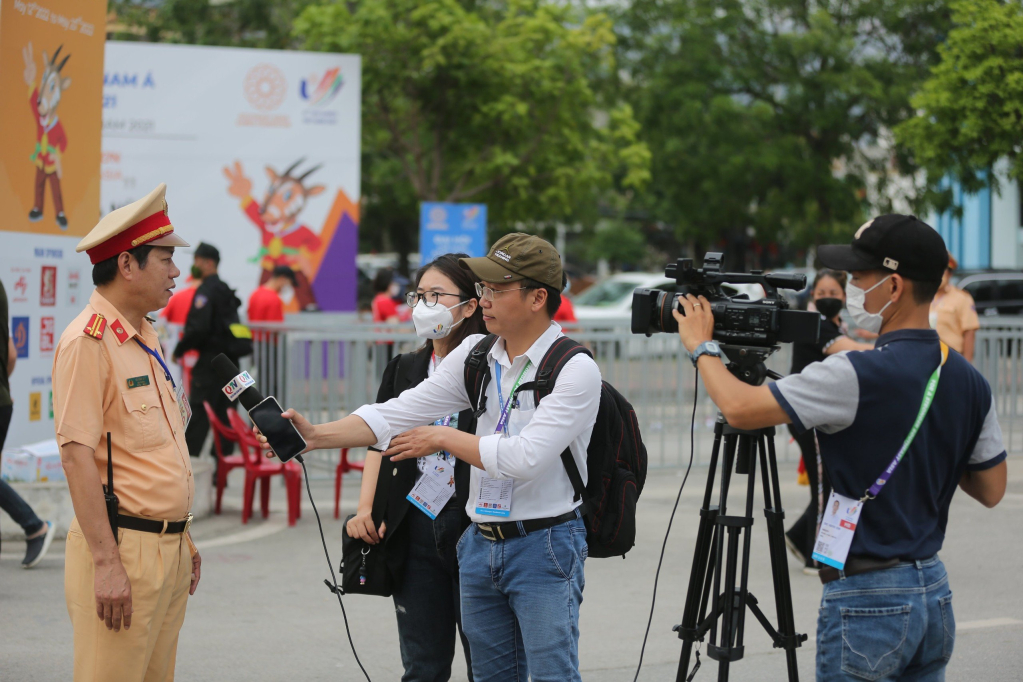 Phóng viên Trung tâm truyền thông tỉnh tác nghiệp, đưa tin sự kiện SEA Games 31 tổ chức tại Quảng Ninh. 