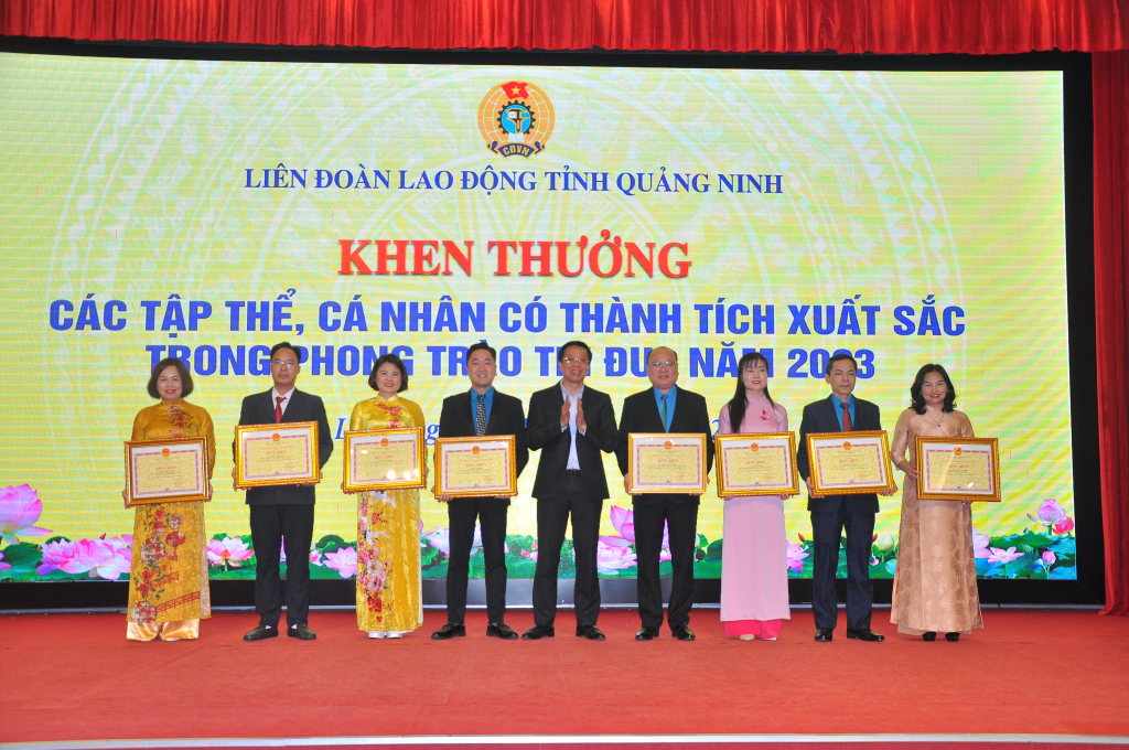 Đồng chí Nguyễn Văn Hồi, Ủy viên BTV Tỉnh ủy, Trưởng Ban Dân vận, Chủ tịch Ủy ban MTTQ Việt Nam tỉnh Quảng Ninh trao bằng khen của UBND tỉnh cho các tập thể có thành tích xuất sắc.