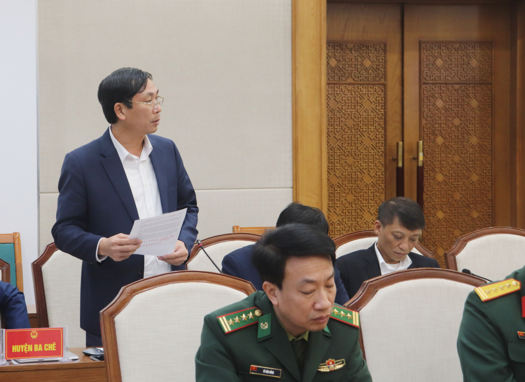 Chủ tịch UBND huyện Hải Hà phát biểu tại phiên họp.