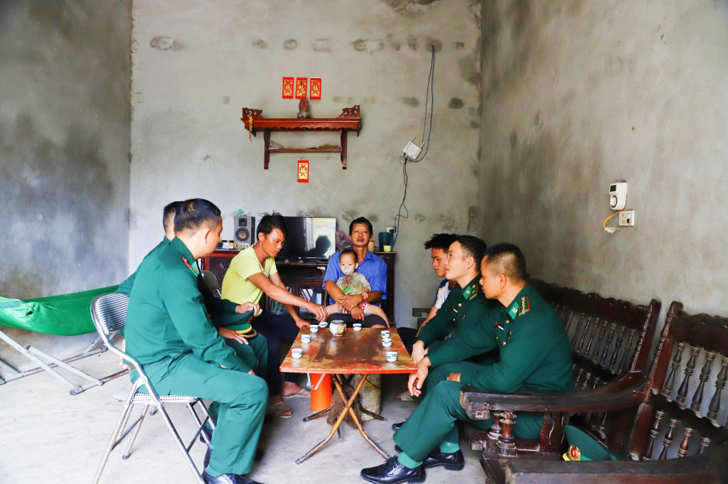 Cán bộ, chiến sĩ Đồn Biên phòng Hoành Mô đến từng nhà, rà từng ngõ để tuyên truyền, vận động nhân dân.