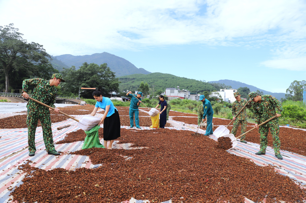 Cán bộ, chiến sĩ vừa hỗ trợ nhân dân lao động vừa tuyên truyền các luật liên quan đến biên giới cho nhân dân.