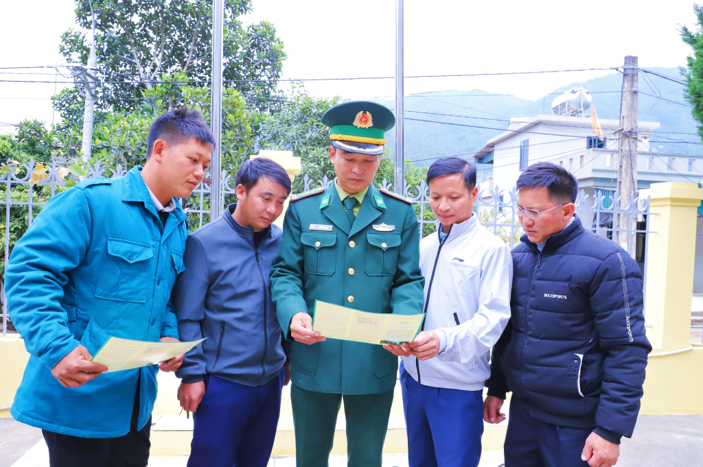 Tuyên truyền về Luật Biên phòng cho công chức, bí thư, trưởng thôn, bản xã Đồng Văn.