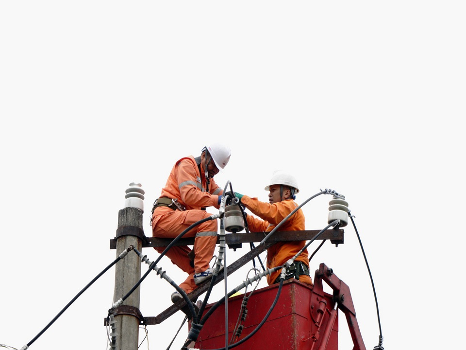 Công nhân Điện lực Tp Hạ Long xử lý khiếm khuyết trên lưới điện trung áp.