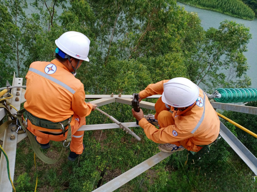 Công nhân Đội Quản lý vận hành lưới điện Cao thế Quảng Ninh xử lý khiếm khuyết trên lưới điện 110 kV.
