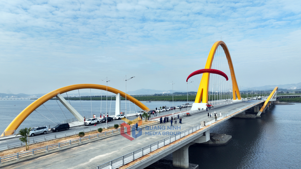 Cầu Bình Minh bắc qua Vịnh Cửa Lục vào ban ngày