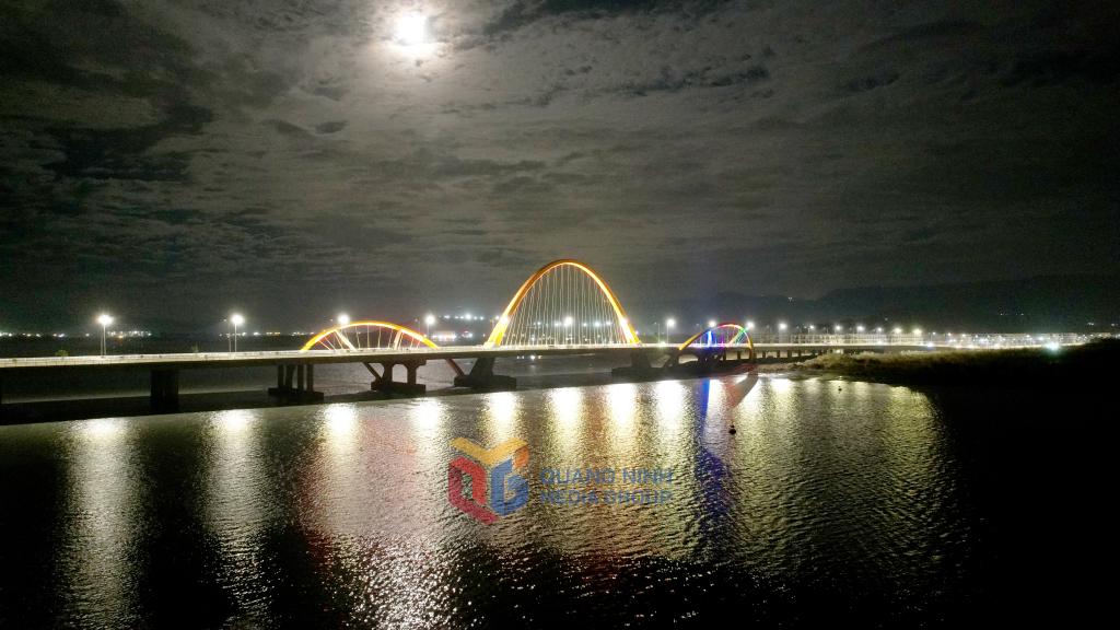 Cầu Bình Minh lung linh trong ánh đèn chiếu sáng nghệ thuật khi về đêm