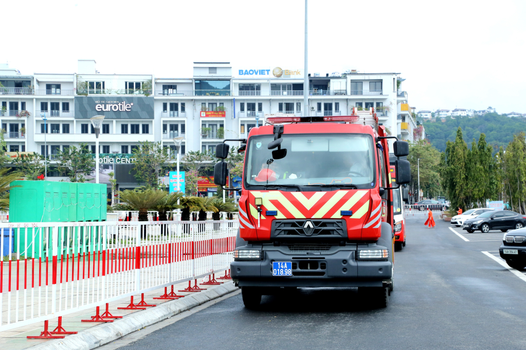 Xe chữa cháy luôn túc trực làm nhiệm vụ phòng chống cháy nổ khu vực tổ chức sự kiện.