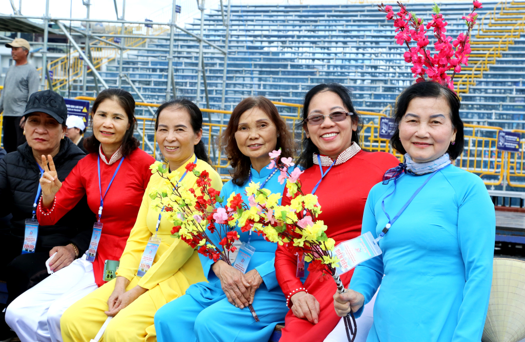 Các bà, các cô đại diện cho phụ nữ Hạ Long luôn sẵn sàng tham gia tiết mục đồng diễn dân vũ chào mừng kỷ niệm 30 năm ngày thành lập thành phố.