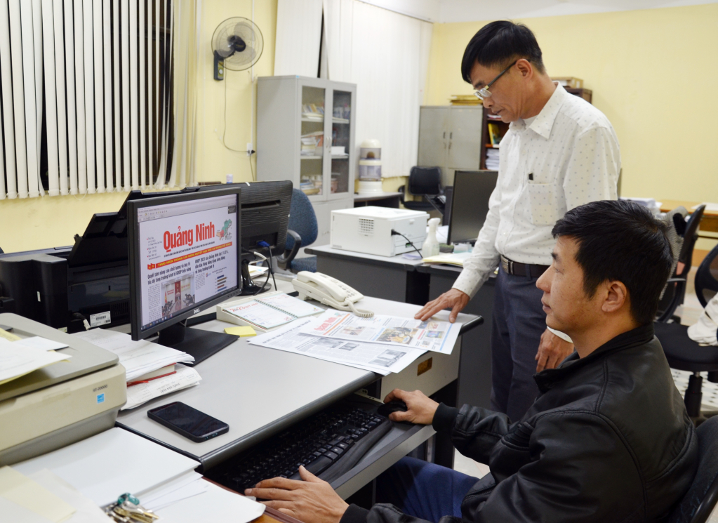 Phân xưởng Chế bản Công ty TNHH MTV In Quảng Ninh thực hiện kiểm tra lỗi sau khi maket được chuyển từ Trung tâm Truyền thông tỉnh.