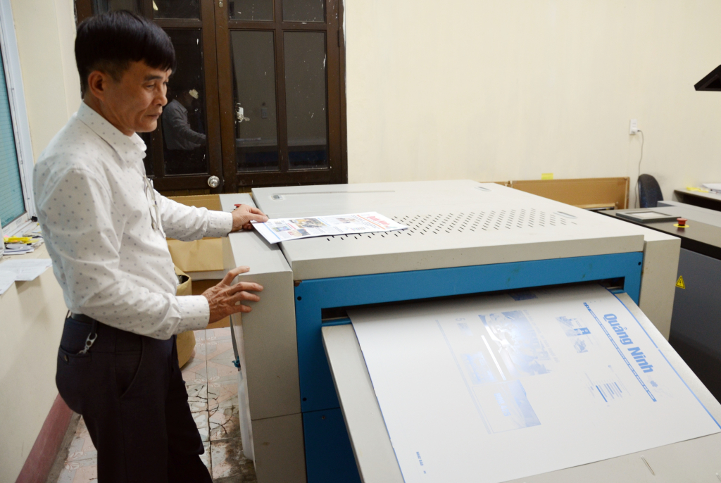 Ông Nguyễn Đức Hùng, Quản đốc Phân xưởng Chế bản giám sát máy ghi trên bản kẽm.