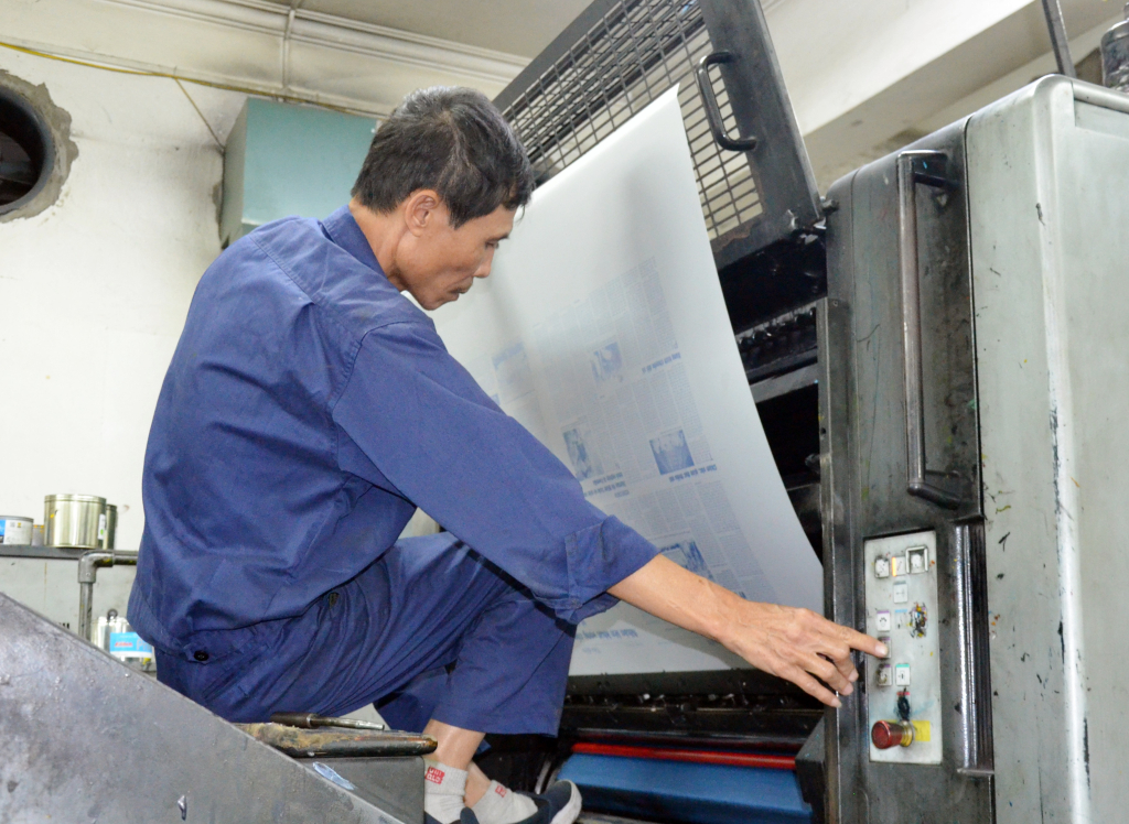 Ông Chu Khắc Đồng, công nhân Phân xưởng Máy in lắp bản kẽm trên cụm máy in offset 2 màu.