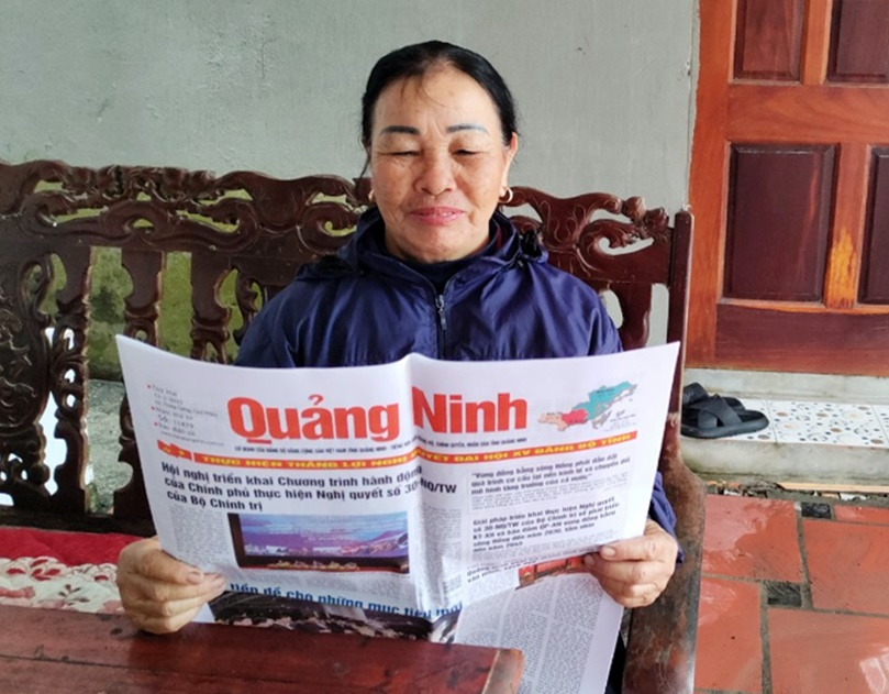 Bà Phạm Thị Ngoãn, Bí thư Chi bộ,trưởng thôn Ngọc Nam, xã Ngọc Vừng (huyện Vân Đồn) nhiều năm qua luôn theo dõi thông tin trên Báo Quảng Ninh.