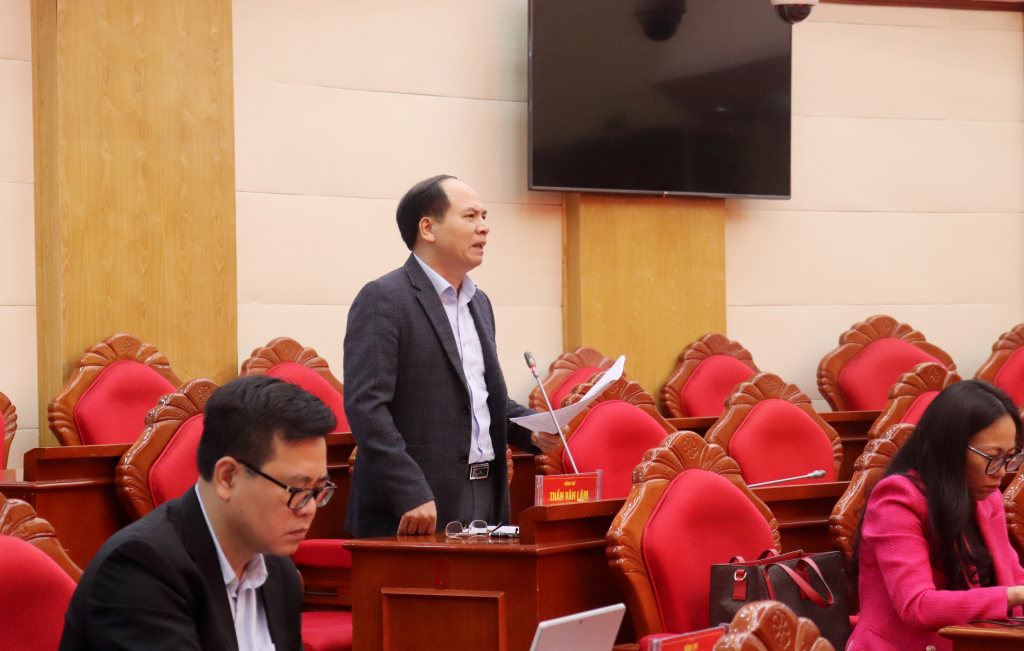 Đồng chí Trần Đức Lâm, Ủy viên BCH Đảng bộ tỉnh, Giám đốc Sở Tài chính, phát biểu tại hội nghị.