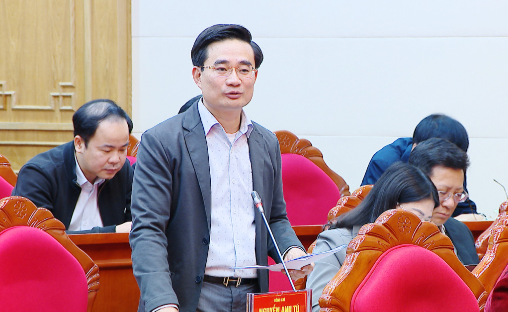 Đồng chí Nguyễn Anh Tú, Ủy viên BCH Đảng bộ tỉnh, Bí thư Thành ủy Hạ Long, phát biểu tại hội nghị.