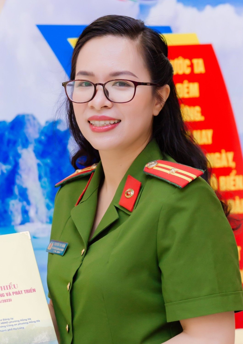 Thiếu tá Nguyễn Thị Hồng, Phó trưởng Công an phường Hồng Hà.