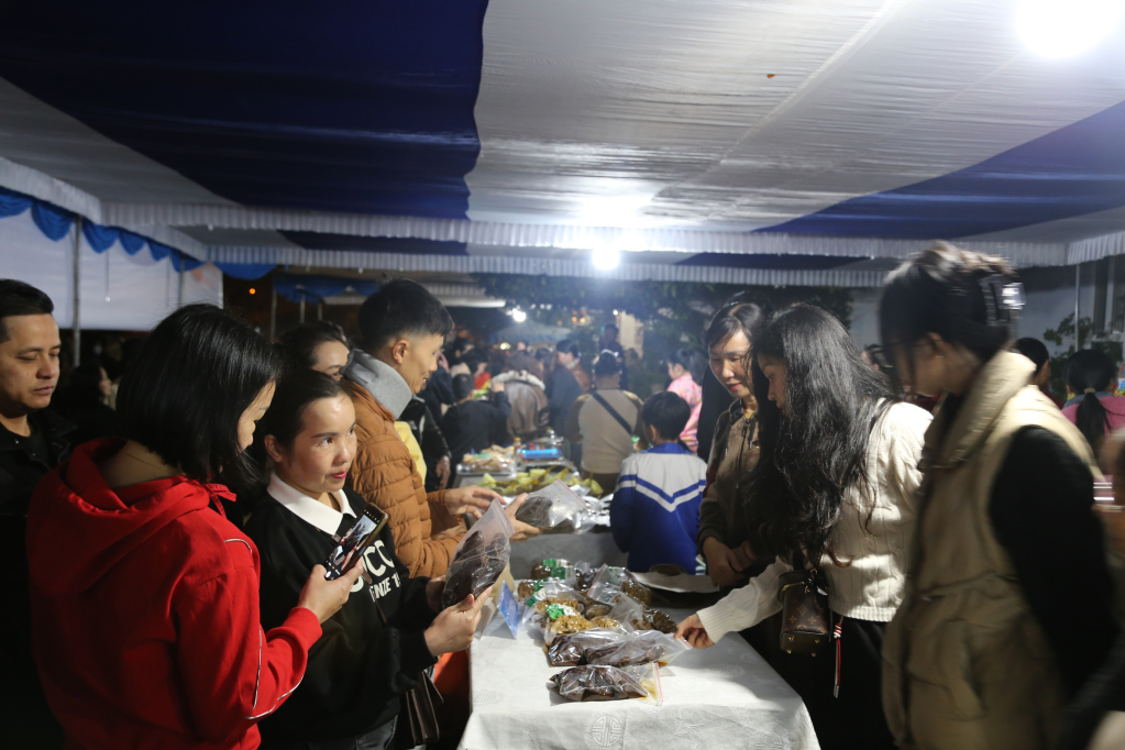 Người dân, du khách trải nghiệm phố ẩm thực đêm thị trấn Đầm Hà