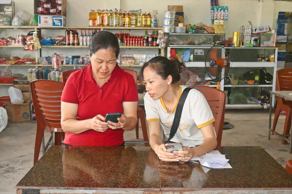 Người dân thôn Đông (xã Dực Yên, huyện Đầm Hà) thực hiện thanh toán chuyển tiền qua ứng dụng ngân hàng từ điện thoại thông minh. Ảnh: Vân Anh