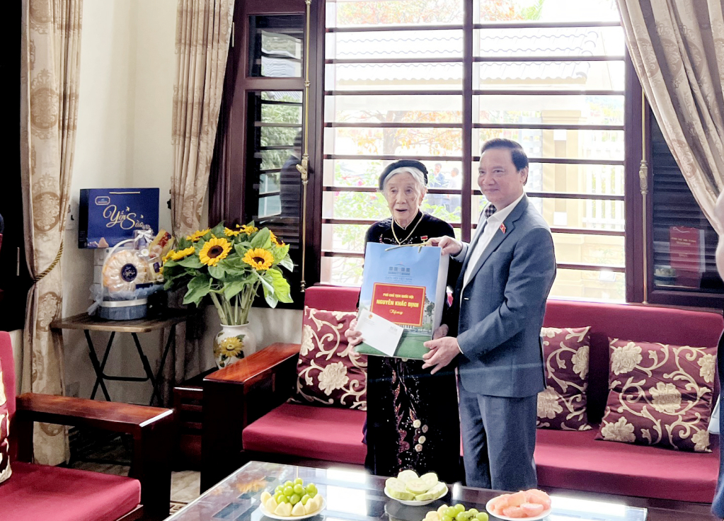 Phó Chủ tịch Quốc hội Nguyễn Khắc Định tặng quà cho Mẹ Việt Nam anh hùng Hoàng Thị Lại.