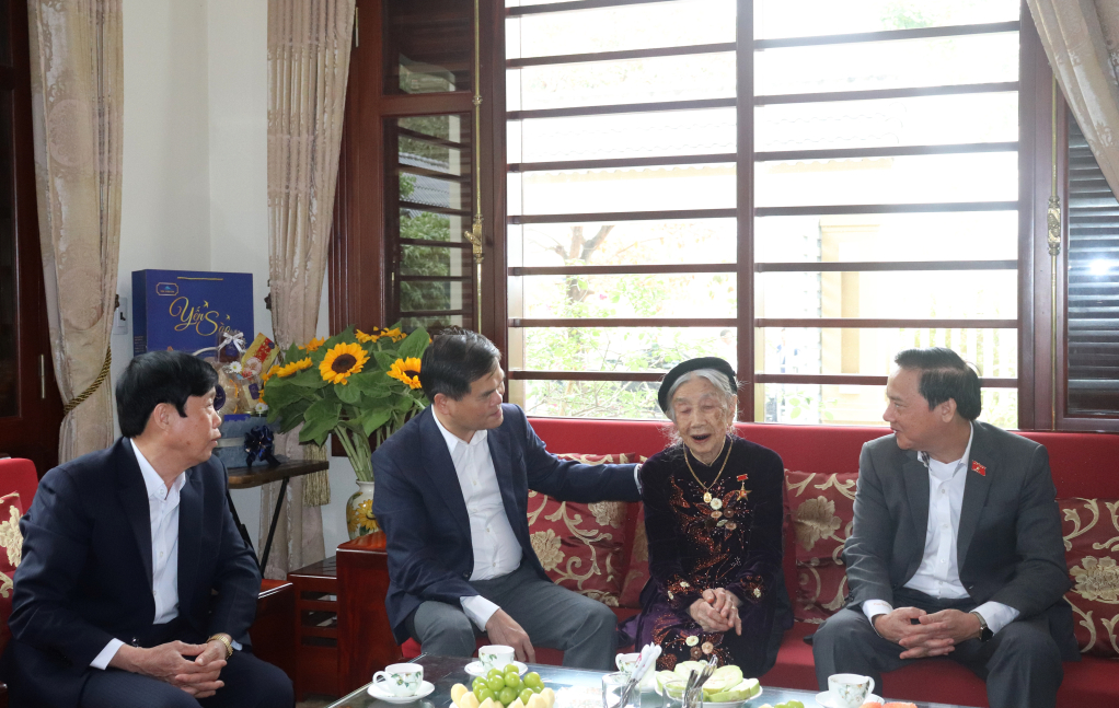 Phó Chủ tịch Quốc hội trò chuyện, hỏi thăm sức khỏe Mẹ Việt Nam anh hùng Hoàng Thị Lại.