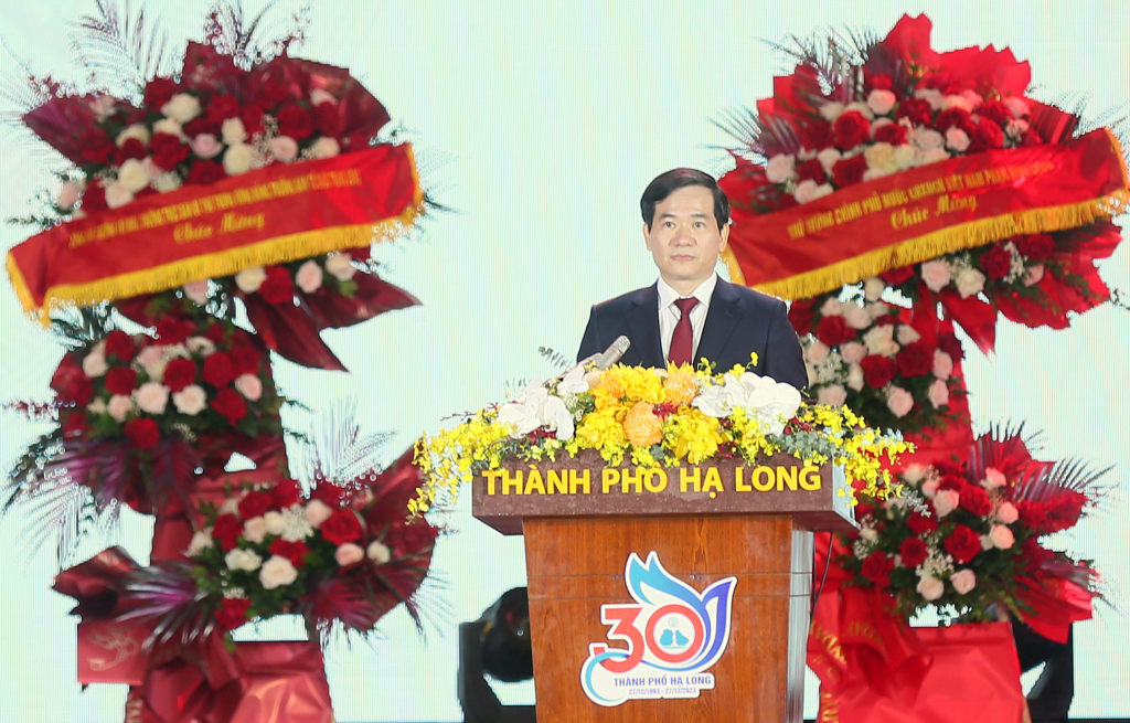 Đồng chí Vũ Quyết Tiến, Bí thư Thành ủy, Chủ tịch HĐND TP Hạ Long đọc diễn văn kỷ niệm.