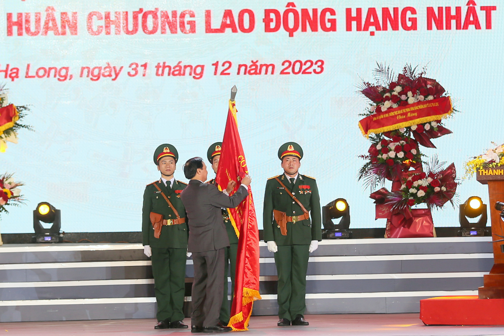 Đồng chí Nguyễn Khắc Định, Ủy viên Trung ương Đảng, Phó Chủ tịch Quốc hội trao tặng Huân chương Lao động Hạng Nhất của Chủ tịch nước cho Đảng bộ, chính quyền và nhân dân TP Hạ Long.