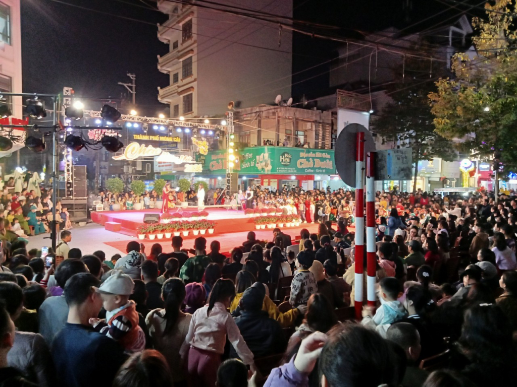 Người dân và du khách chật kín tại Phố đi bộ Trần Phú (TP Móng Cái) để thưởng thức đêm nhạc đón giao thừa.