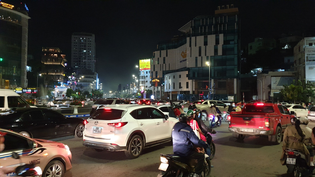 Khu vực cột Đồng Hồ, TP Hạ Long tấp nập xe cộ đi lại.
