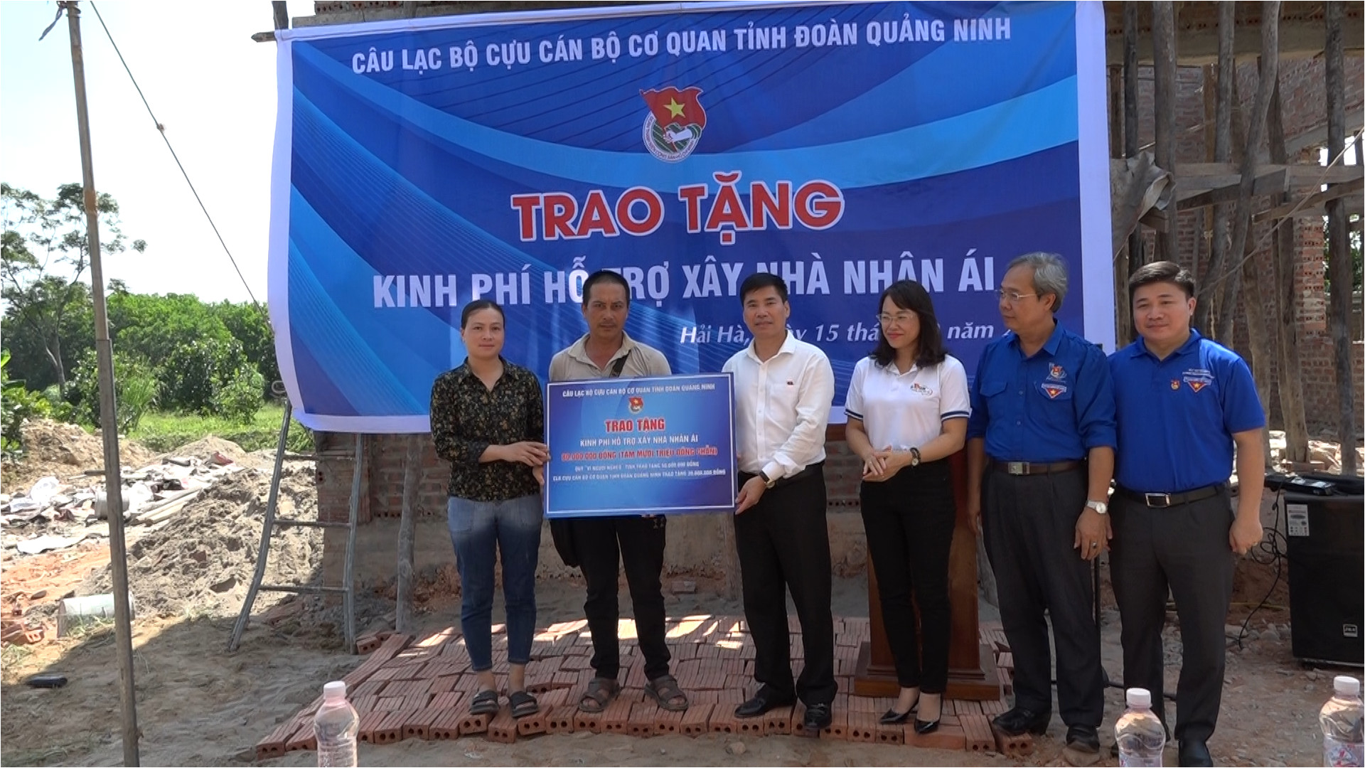 Câu lạc bộ Cựu cán bộ cơ quan Tỉnh đoàn Quảng Ninh trao kinh phí hỗ trợ xây nhà nhân ái cho hộ khó khăn ở xã Quảng Chính, huyện Hải Hà.