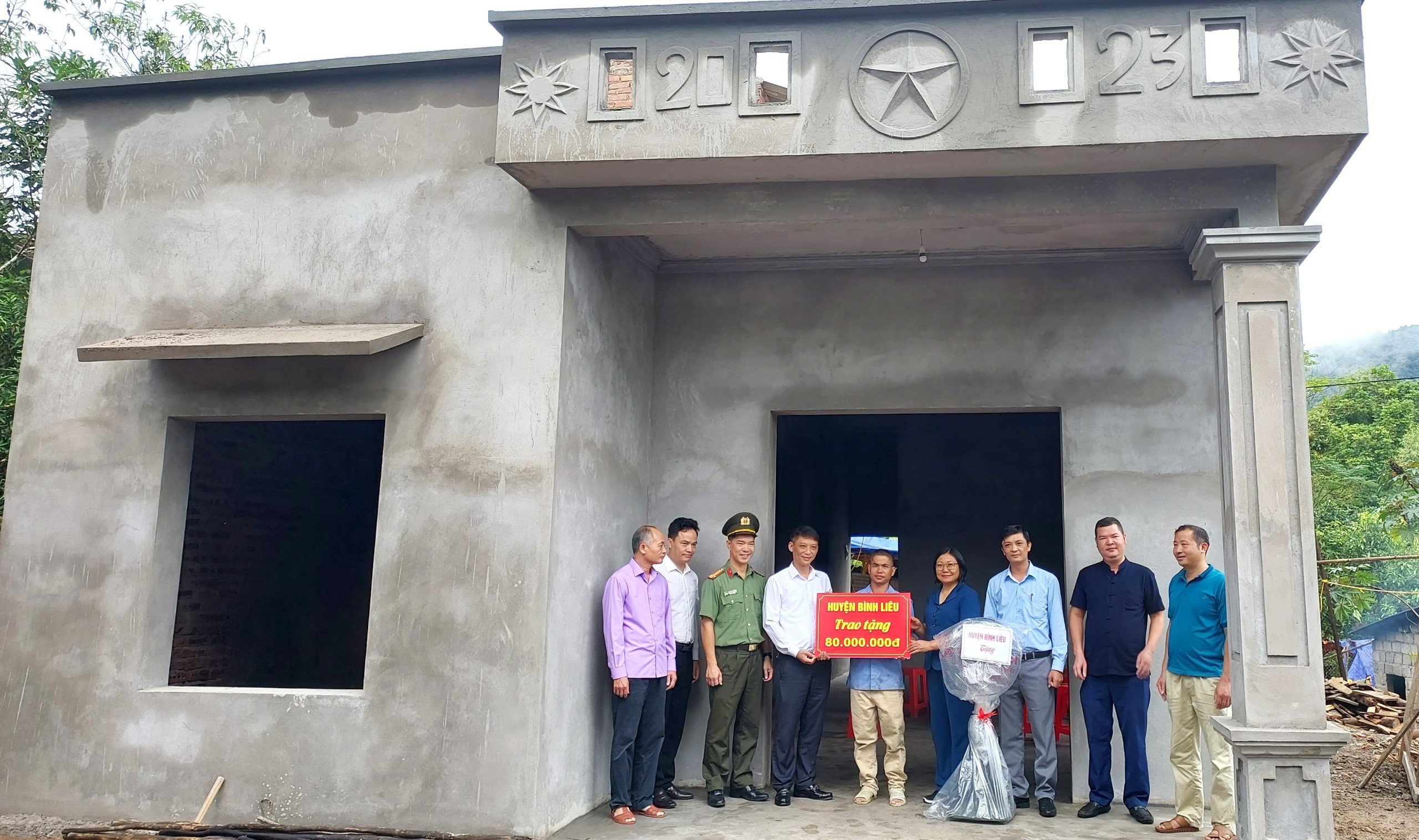 Huyện Bình Liêu bàn giao kinh phí hỗ trợ xây nhà cho gia đình ông Nình Văn Dảu Ảnh: La Lành (Trung tâm TT-VH Bình Liêu)