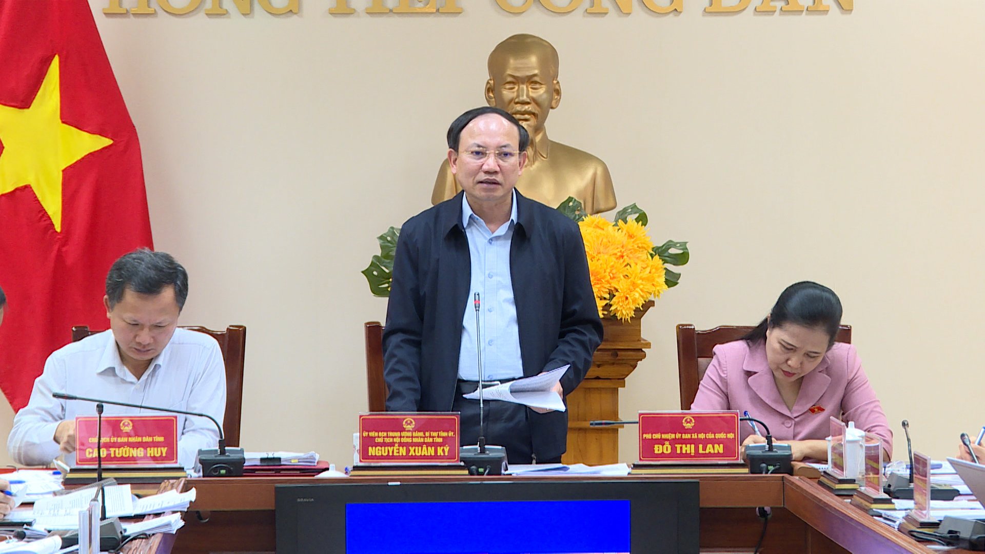 Đồng chí Nguyễn Xuân Ký, Ủy viên Trung ương Đảng, Bí thư Tỉnh ủy, Chủ tịch HĐND tỉnh chỉ đạo giải quyết các vụ việc.